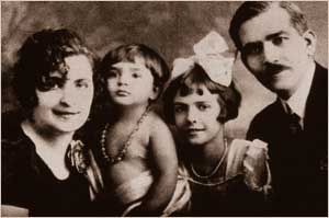 Family portrait of Maria Callas with her parents and sister